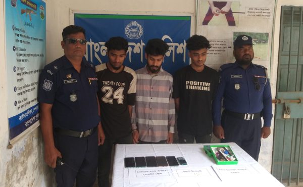 মোবাইলে নারীকণ্ঠে প্রবাসীর সঙ্গে প্রতারণা, গ্রেপ্তার ৩