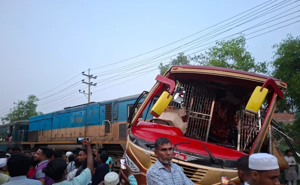 কুমিল্লায় ট্রেন-বাস সংঘর্ষে নিহত ১২