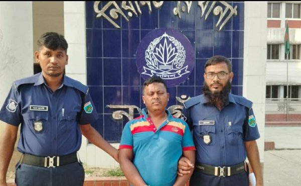 নিয়ামতপুরে ফিলিং স্টেশনে তেল নিতে গিয়ে পুলিশ সদস্যকে মারধর, গ্রেপ্তার ১