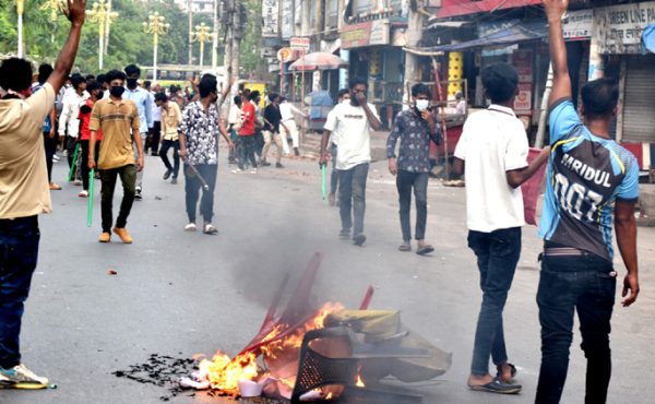 রাজশাহীতে ইউনিয়নের কার্যালয় দখলে ধাওয়া পাল্টা ধাওয়া, ককটেল বিস্ফোরণ