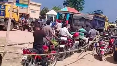 যশোরের শার্শায় তেল সংকট: শার্শা ও বেনাপোলে ঘণ্টার পর ঘণ্টা লাইনে দাঁড়িয়েও মিলছে না জ্বালানি