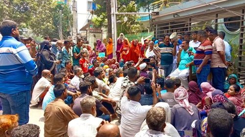 বাড়ির সামনে ভূমিহীনদের অনশন ভাঙালেন ভূমিমন্ত্রী