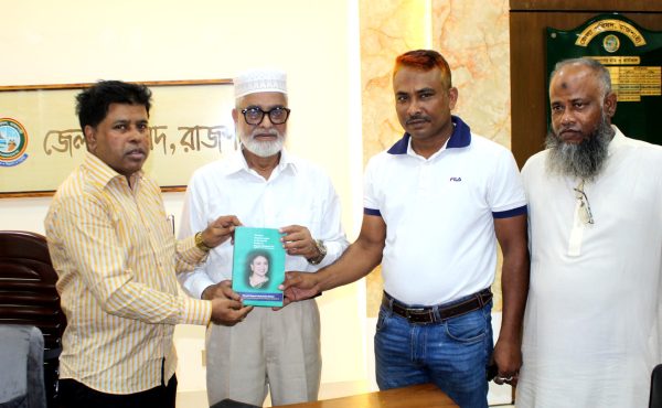 রাজশাহী জেলা পরিষদ প্রশাসককে “বিশ্বের শ্রেষ্ঠ নারী নেত্রীর তালিকায় আছেন বেগম খালেদা জিয়া” বই উপহার