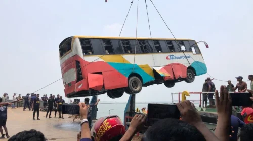 আবারও দৌলতদিয়া ঘাটে নিয়ন্ত্রণ হারিয়ে বাস পড়লো নদীতে