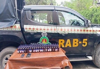 একশো বোতল ফেন্সিডিলসহ নারী মাদক ব্যবসায়ী গ্রেফতার