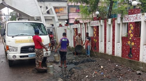 নগরীতে ওয়ার্ড পর্যায়ে ড্রেনের কাদামাটি অপসারণ কার্যক্রম অব্যাহত