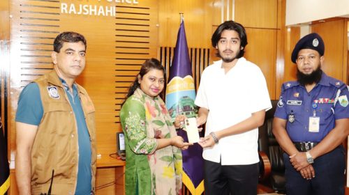 হারানো ৫০টি মোবাইল উদ্ধার করে মালিকদের হাতে তুলে দিল পুলিশ