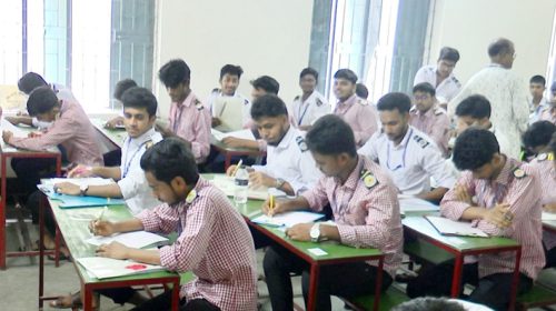 রাজশাহীতে উৎসবমুখর পরিবেশে এইচএসসি পরীক্ষা শুরু